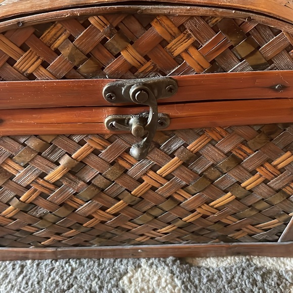 v i n t a g e :: wicker chest bin